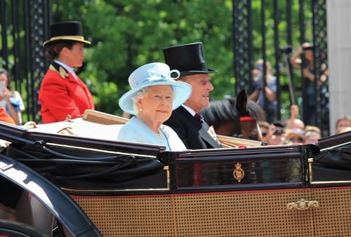 英会話 : バッキンガム宮殿に到着したエリザベス女王とチャールズ皇太子は英会話を交わします。
-----
日本語: エリザベス女王2世とチャールズ皇太子がバッキンガム宮殿に到着