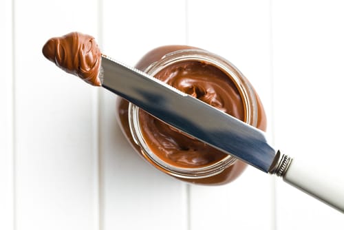 ナイフが入ったチョコレートの瓶。デザートに関する英会話や英語学習に最適です。
