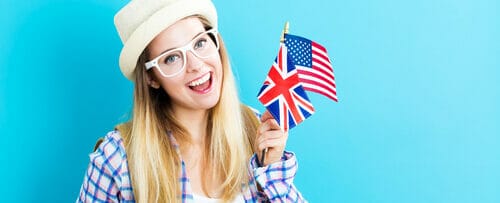 アメリカの国旗を持ち、英会話に取り組む若い女性。