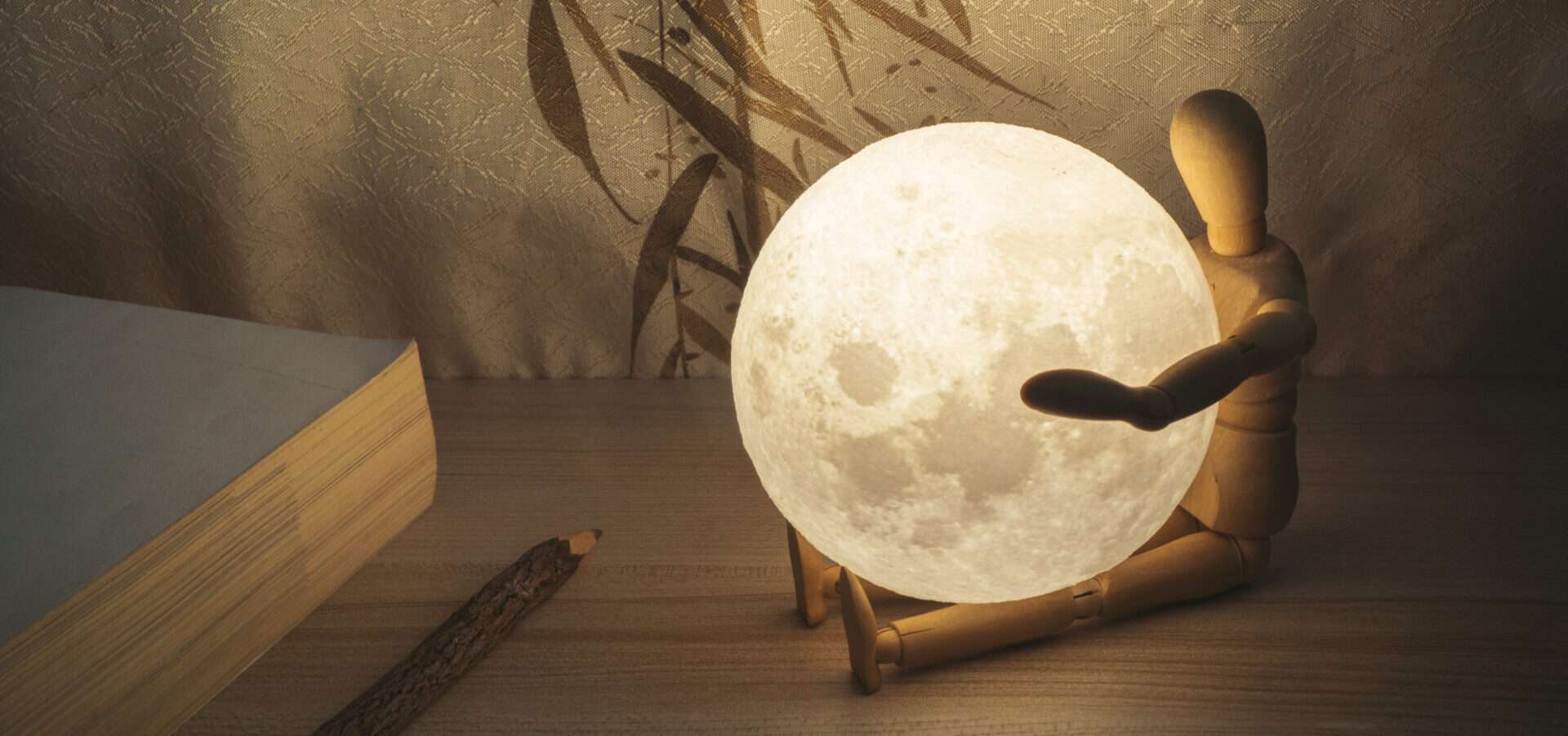 テーブルの上に置かれた木製の月型ランプ。 テーブルの上に置かれた木製の月型ランプ。