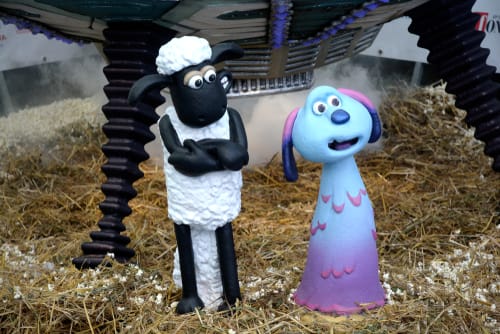 英会話で隣り合って立っている青い羊と紫の羊。