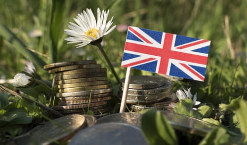 英国国旗を上部にあしらったコインの山で、英国文化の真髄を表しています。