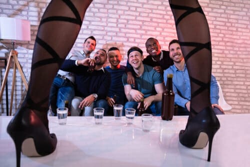 テーブルを囲んで英会話をする人々のグループ。