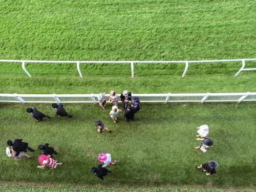 混雑した競馬場の空撮。