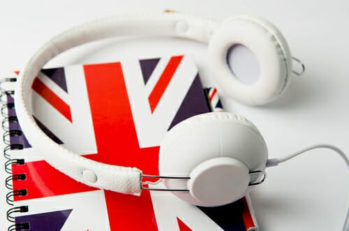 英国国旗が描かれたノートにヘッドホンが描かれており、英会話の練習や英語の勉強に最適です。