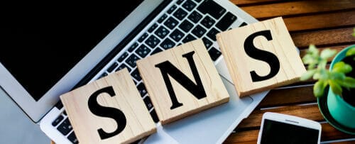 ノートパソコンの上に「sns」という文字が入っており、英会話や英語の愛好家に最適です。