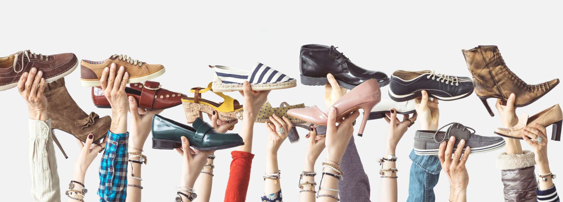 手に靴を持った人々のグループ。 手に靴を持った人々のグループ。