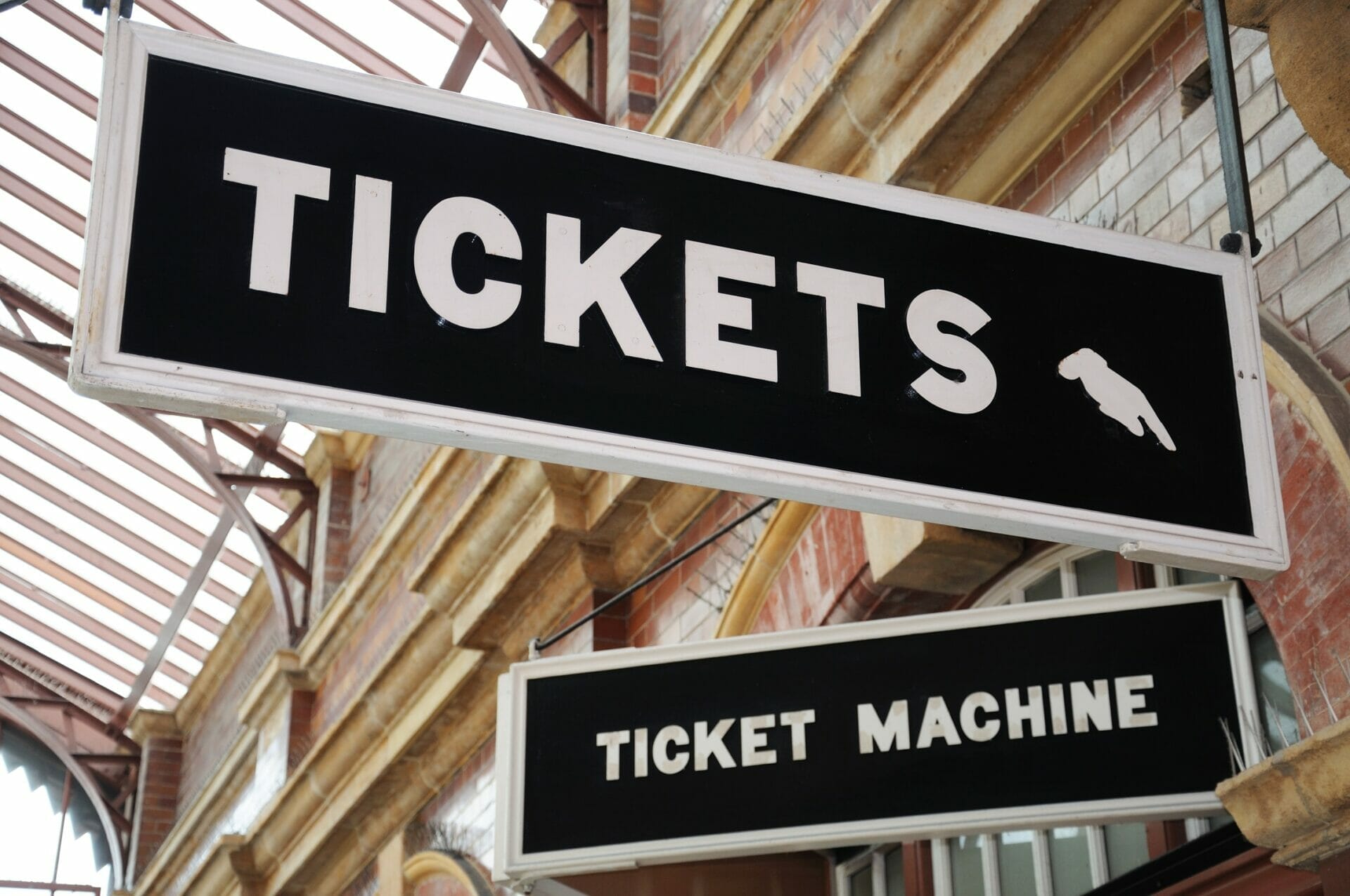 建物には「チケット」と書かれた看板と券売機がぶら下がっている。