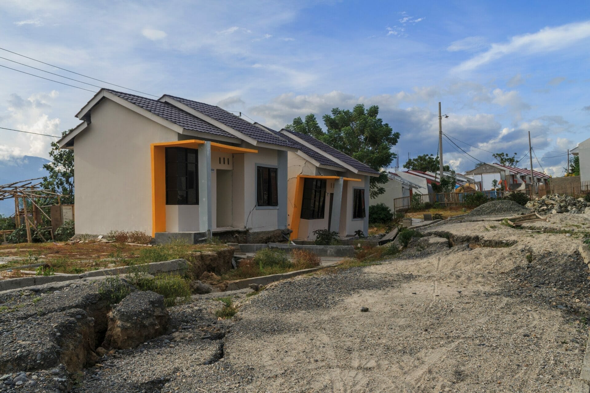 未舗装の道路にある小さな家。