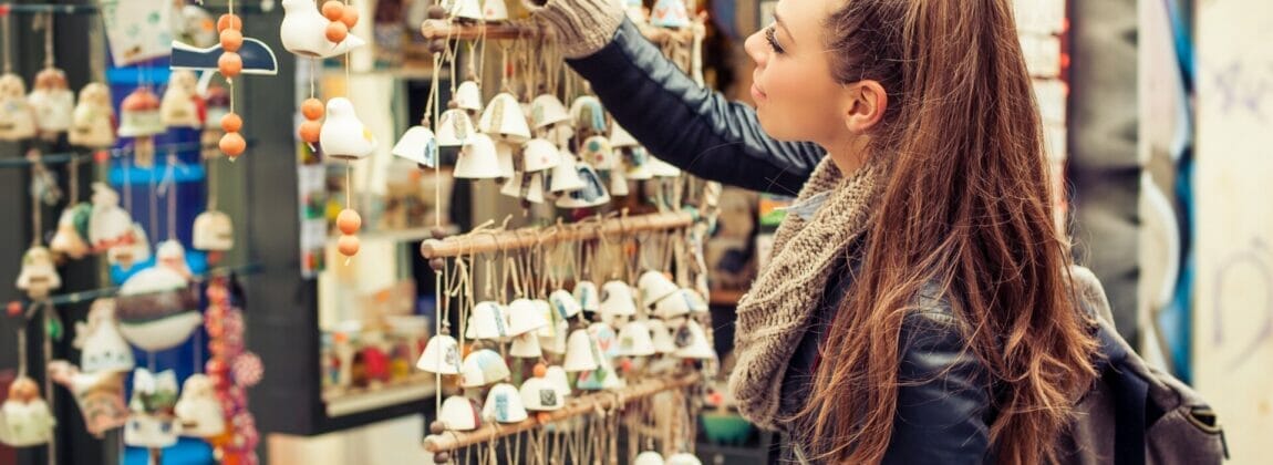 数々の装飾品を調べる女性。 数々の装飾品を調べる女性。