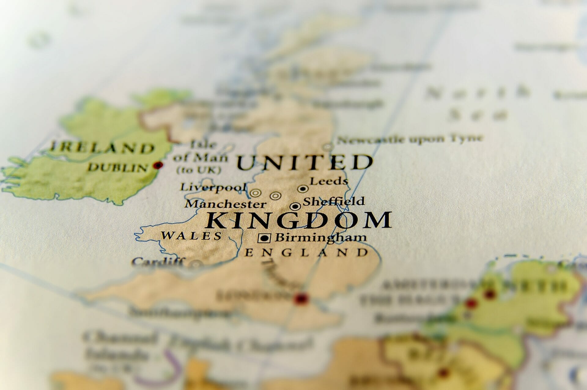 英語のラベルが付いているイギリスの地図の接写。