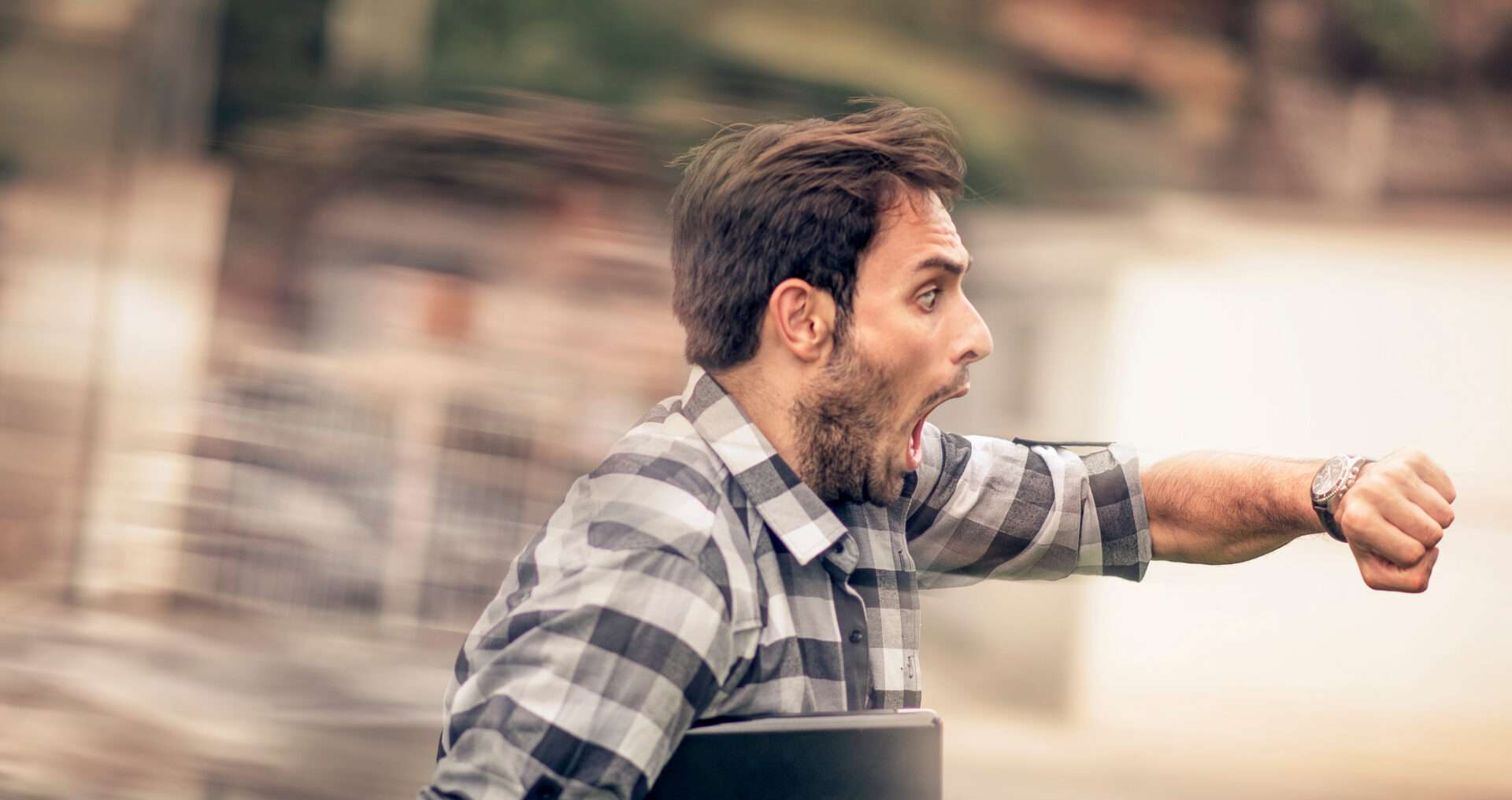 男性が英語で時計を指差している。