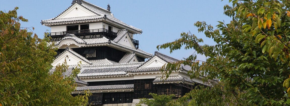 愛媛・松山の澄んだ青空の下、緑の葉の間から白い壁と暗い屋根の伝統的な日本の城が一部見えます。そこでは、コミュニケーションスキルを高める英会話スクールマンツーマンもあります。. 愛媛・松山の澄んだ青空の下、緑の葉の間から白い壁と暗い屋根の伝統的な日本の城が一部見えます。そこでは、コミュニケーションスキルを高める英会話スクールマンツーマンもあります。.