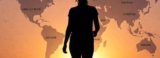 夕日を背景に人物のシルエットが立っており、背景には世界地図と都市のスカイラインが描かれています。地図には架空の地域名が記されています。.