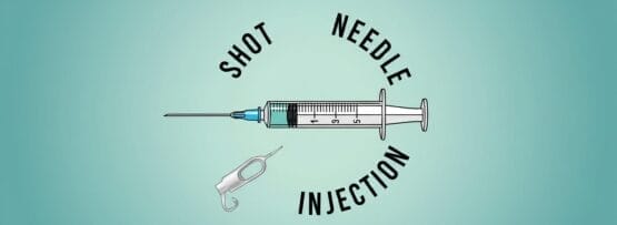 青緑色の背景に、針と針キャップが付いた注射器のイラスト。注射器の周囲には「SHOT」、「NEEDLE」、「INJECTION」という文字が書かれています。.