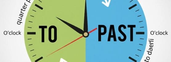左半分に "TO"、右半分に "PAST"、矢印は "quarter past"、"half past"、"quarter to "を示す。.